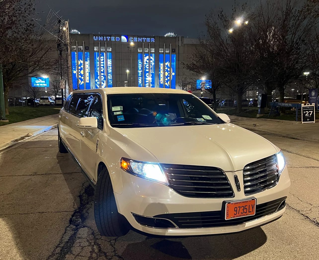 United Center Chicago Limousine Service, Stretch Limo to United Center