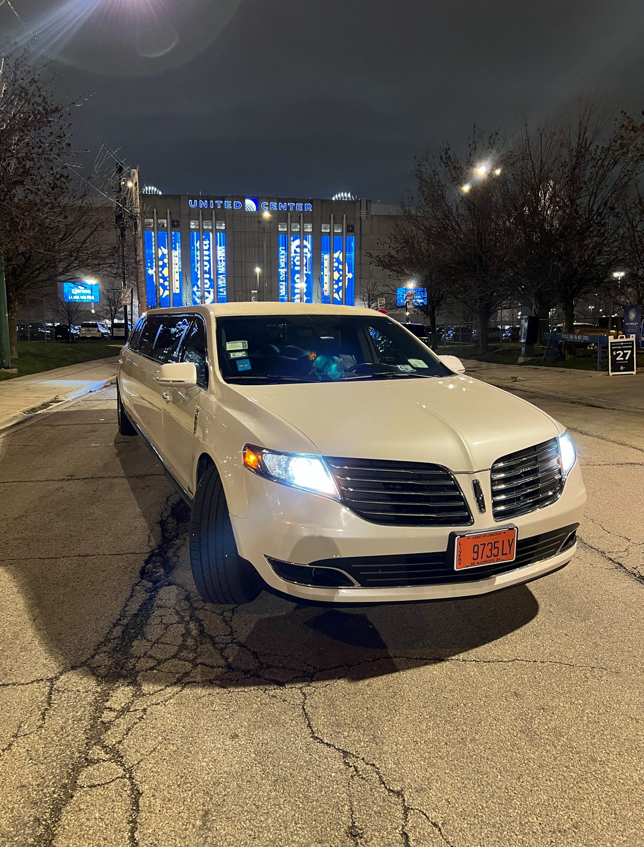 Transportation Service to United Center, Car Service to United Center, Limo Service to United Center, Chicago Bulls Bus Trips, Chicago Blackhawks Transportation, Limousine Service to United Center, Sedan Service to United Center, Van Service to United Center, Chicago Bulls SUV Trips, Chicago Blackhawks Stretch Limos
