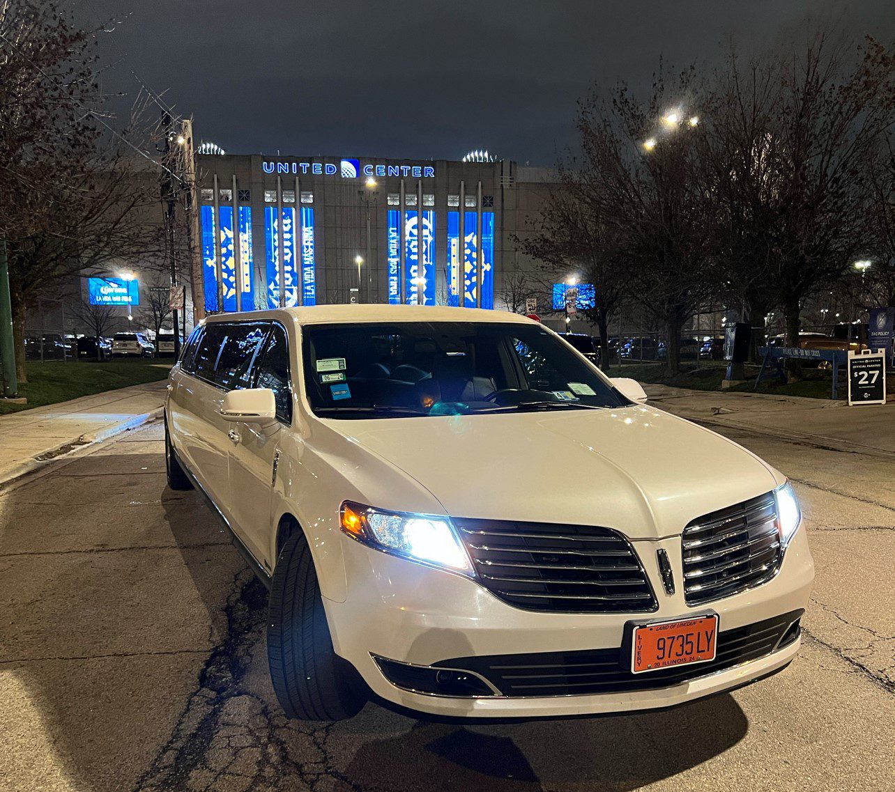 Transportation Service to United Center, Car Service to United Center, Limo Service to United Center, Chicago Bulls Bus Trips, Chicago Blackhawks Transportation, Limousine Service to United Center, Sedan Service to United Center, Van Service to United Center, Chicago Bulls SUV Trips, Chicago Blackhawks Stretch Limos